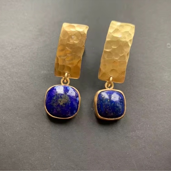 Vintage Hammered Gold Blue Gem Design Earrings - Picture 3 of 9